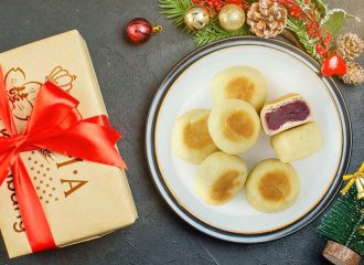 Bakpia ubi Jepang untuk temani momen Natal keluarga dengan tekstur lembut dan tampilan hangat di meja tamu.