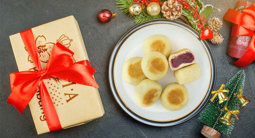 Bakpia ubi Jepang untuk temani momen Natal keluarga dengan tekstur lembut dan tampilan hangat di meja tamu.